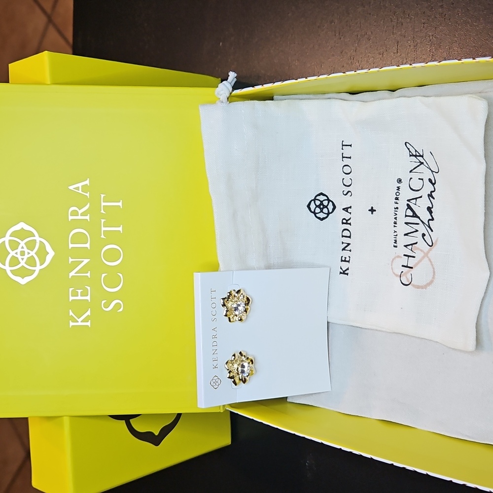 New Kendra Scott & Emily Travis Collectin Cameron Gold Stud Earrings